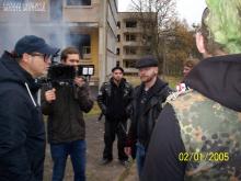 Der Regiseeur und Crew bei der zusammenarbeit mit den Laiendarstellern