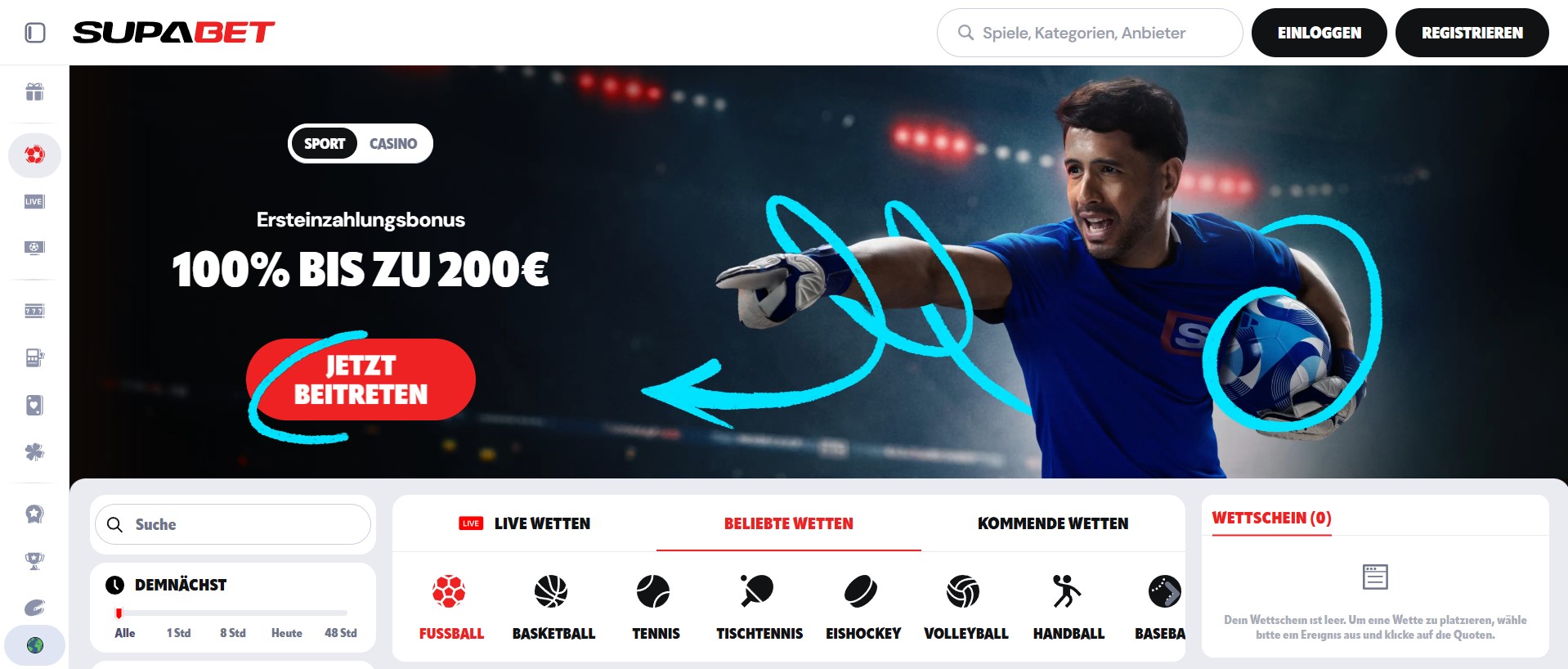 Ein modernes Sportwetten-Homepage-Design mit blauem Banner, Fußballspieler im Stadionlicht und hervorgehobenen Bonusangeboten. Die Navigation zeigt verschiedene Sportarten wie Fußball, Basketball und Tennis. Elemente wie Wettschein und Registrierungsbutton sind klar sichtbar. Dieses Bild vermittelt eine typische Online-Wettplattform und eignet sich ideal für Inhalte über Wettanbieter ohne Lizenz, da es die visuelle Struktur und Benutzerführung solcher Seiten realistisch darstellt.